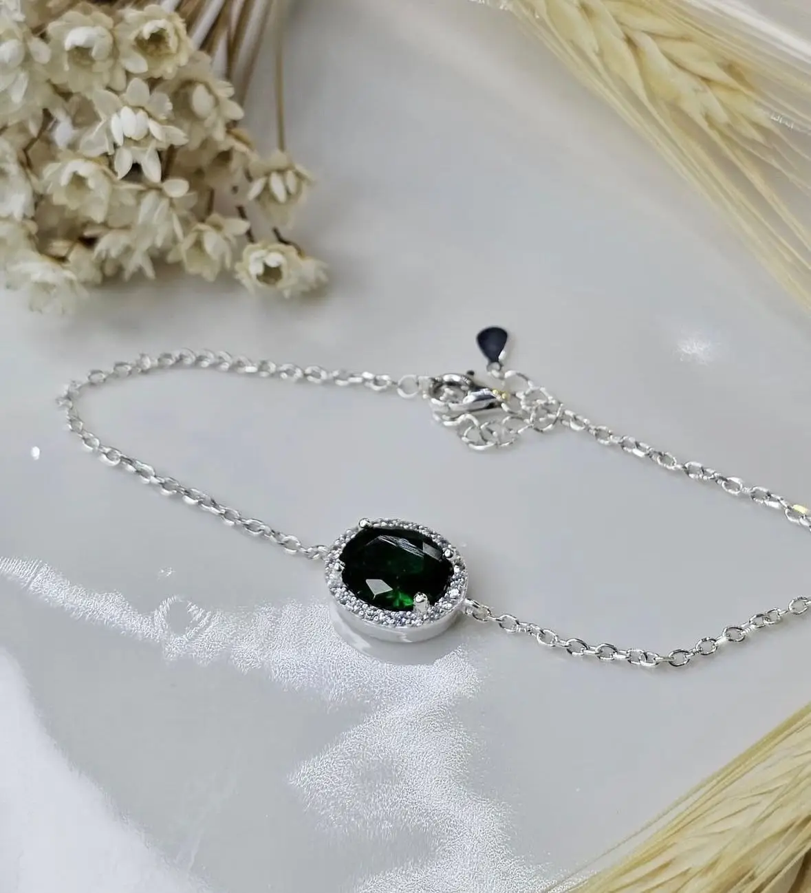 Pulseira de Prata 925 com Pedra Verde Oval – Sofisticação e Charme Natural