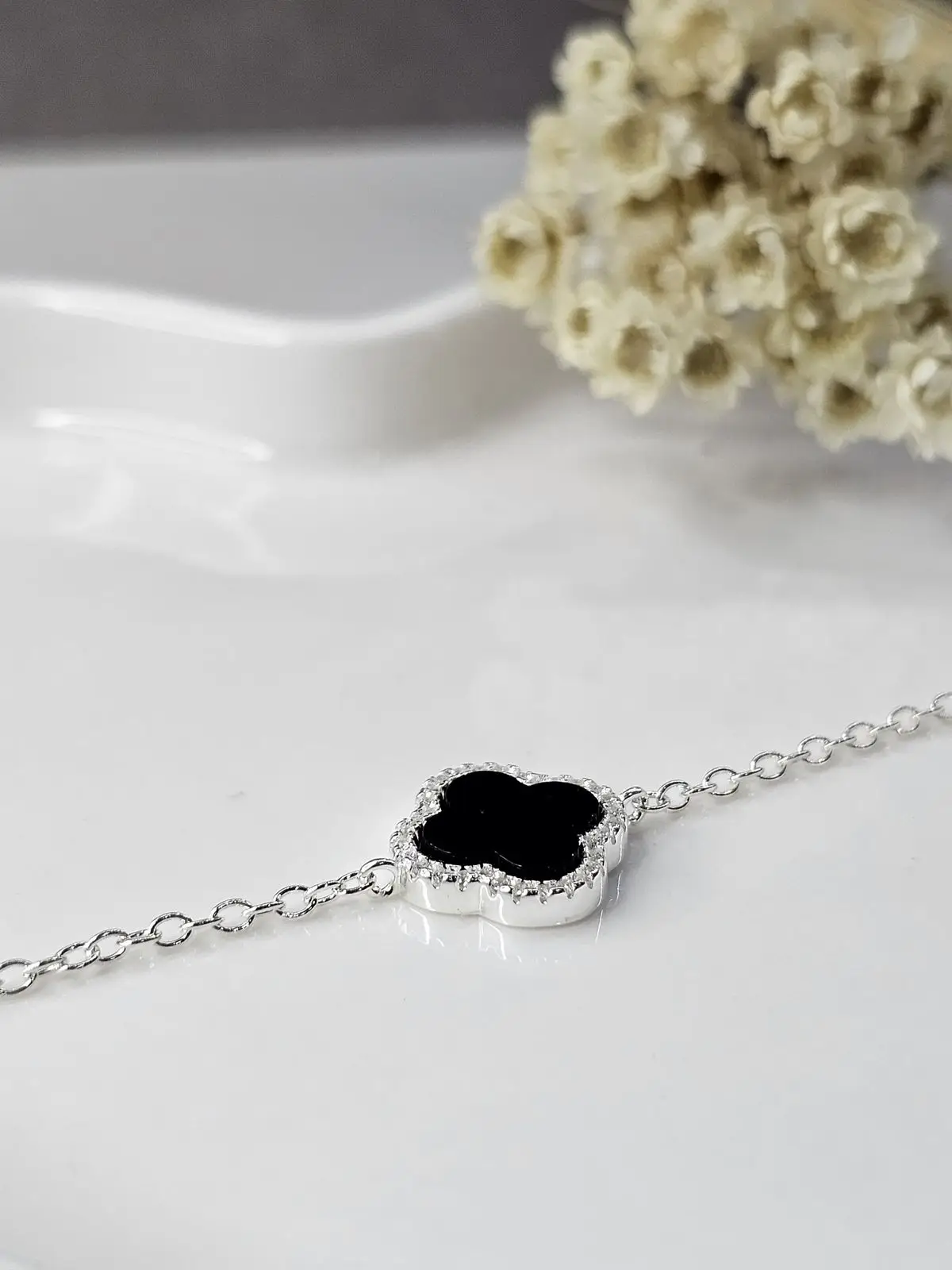 Pulseira Estilo Van Cleef com Pedra Preta – Elegância Atemporal em Prata 925